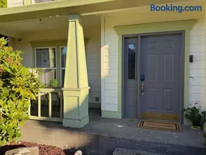 Puyallup Getaway 4BR, Games & Parking for 10 Cars - Image 4