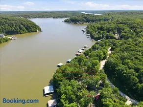 Stay at This 4 Bed 3 Bath Lakefront Home With Private Dock - Image 1