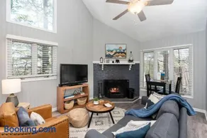 Pet-Friendly Retreat Walk to Slopes & Village - Image 1