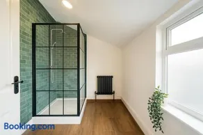 4 Bedroom Spacious House in Cardiff - Image 2