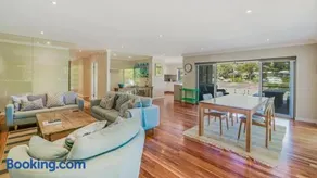 Villa Avoca - Stroll To The Sand, Cafes, & Cinema - Image 3