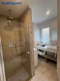 City Home- Business Apartment, private Parking Free - Image 3