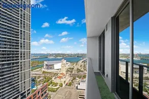 32nd Floor Gem with Breathtaking Views in DT Miami - Image 5