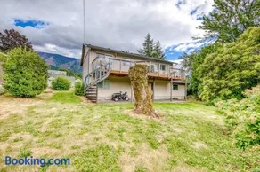 Magnificent Dog-Friendly Home with Lake & Mountain Views from the Large Deck - Image 3