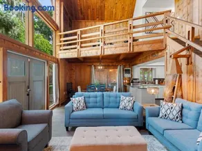 Serene Lakeside Cottage Retreat - Image 2