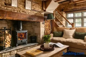 Homestead - Cosy Cotswolds Cottage with Hot Tub - Image 2