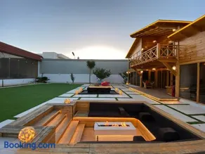 كوخ بتصميم مودرن وجاكوزي عالهواء الطلق بمساحات واسعه ومسبح اضافي - Image 1