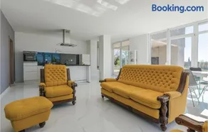 Three-Bedroom Holiday Home In Kozino - Image 2