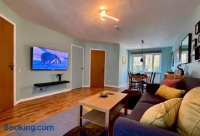 Peaceful 2 Bed Home with Parking Fast WIFI Easy Stress-Free Access to Bath - Image 2
