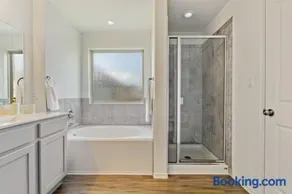 Family Friendly - Private - Spacious - Modern - Pool - Image 3