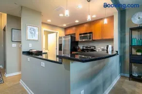 Stunning & Luxurious 2Bed 2Bath Open floor plan - Image 5