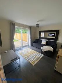 Lovely 1-bedroom apartment with garden and parking - Image 5