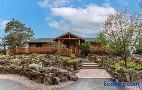 Cascade View Log Cabin Cozy Mountain Escape on over 2 Acres Dog Friendly - Image 1