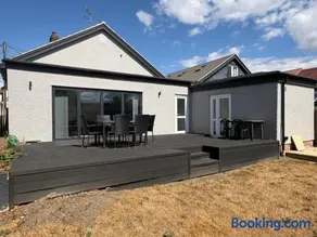 Bright Modern Home with Garden with Free Parking - Image 1
