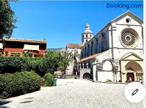 Casette rosse nel borgo medievale di Fossanova - Image 1