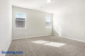 5BR 3BA Waterfront Home Near Highway and Area Attractions - Image 2