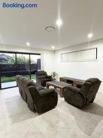 Queen Room in Modern, Guildford House - OR7 - Image 3