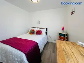 Phoebe's Place - A Friends' Inspired Escape - Image 5