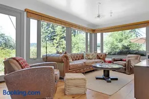 Stylish 3BR Retreat Close to Coast & Wineries - Image 2