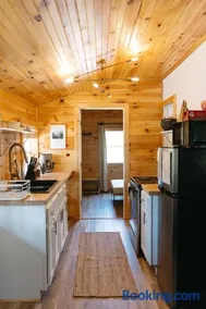 "Cozy Dumplin" - Warm & Modern Stay in RRG/Auxier - Image 2