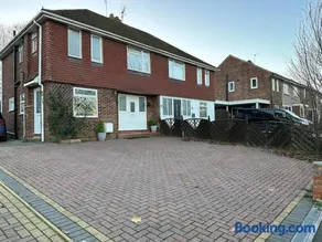 Quebec House - Business Family Friendly Stay Free Parking Wifi, 'Comfortable Spacious House Close to Town Centre - Image 1