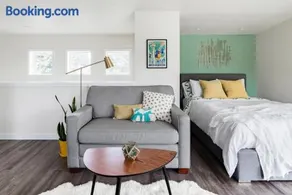 Styled Studio - Central to all Seattle Attractions - Image 1