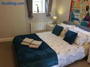Stansted spacious 2-bed apartment, easy access to Stansted Airport & London - Image 2