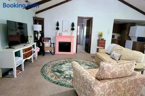 Large 1 BR Cottage, KING BED on the Lake - Image 4