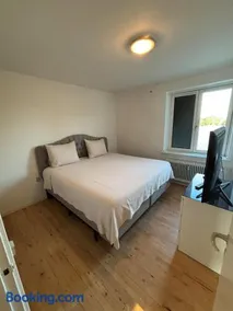 Luxury Apartment with Balcony, King Bed Free Parking 10 Min to Copenhagen Centre - Image 3