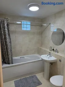 Sleeps 6, First floor, Parking, Beautiful Market Town, Hafren, Clywedog, Llani - Image 2