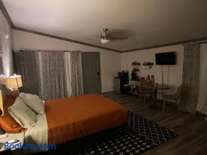 Cozy Studio, Steps to Pool, 15 mins to DT Dallas - Image 4