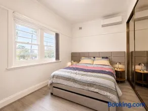 Rare 3BR Parramatta House Walk to CBD Sleeps 8 Aircon Heating BBQ Cricket Pitch - Image 2