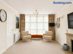 Premium 3 Bed Detached House with Private Driveway and large Garden for Contractors and Families - Image 2