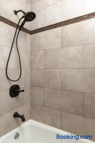 Tranquil Oasis! Affordable Comfort in Glendale - Image 1