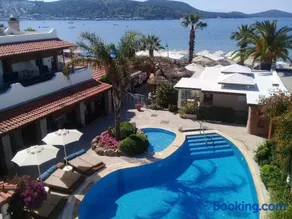 UzHan Beach Hotel - Image 1