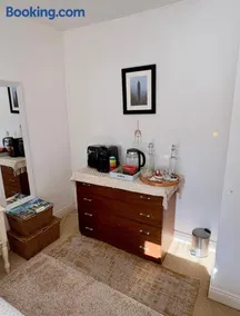 Peaceful Spacious Double Room in Warm Friendly Home - Image 2