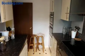 NEW Cosy 2 Bedroom Flat - Englefield Green - Image 3