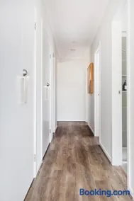 Modern Clyde Family Retreat - Image 2