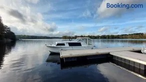 Bateau à quai lac des Settons - Image 1
