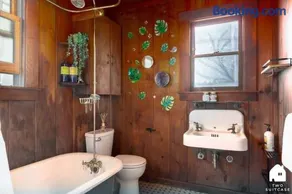 Charming Garden Cottage & Walk to UC & BART & Parking - Image 5
