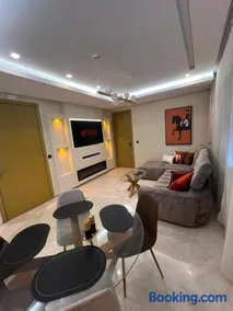 Luxury apartment near the train station - Image 1