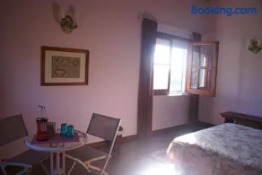 Green and Blue Cottage - Green Room - Image 4