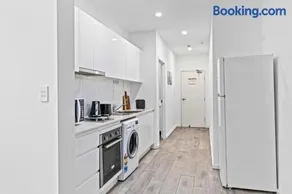 Burwood 1Br apt nearTrainShopping street parking - Image 2