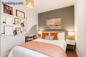 Stylish Hertford House - Ideal for Work or Leisure - Image 2
