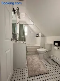 Stunning 4BR home close to NYC - Image 2