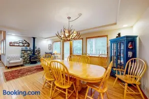 Mountain Home with Access to Shared Pool Hot Tub Sauna & Tennis - Image 3