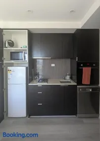 South Yarra Studio - Free Parking, Gym & Balcony Views - Image 2