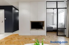 Central Apartment with Balcony and Views, Old Town, metro - Image 2