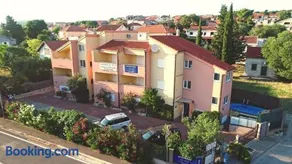 SOLARIS Modern & Comfortable Apartments with Free Private Parking - Image 2