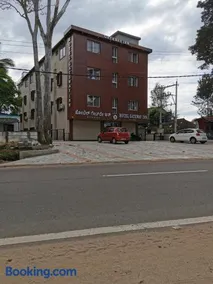 Hotel Gateway Inn - Image 1